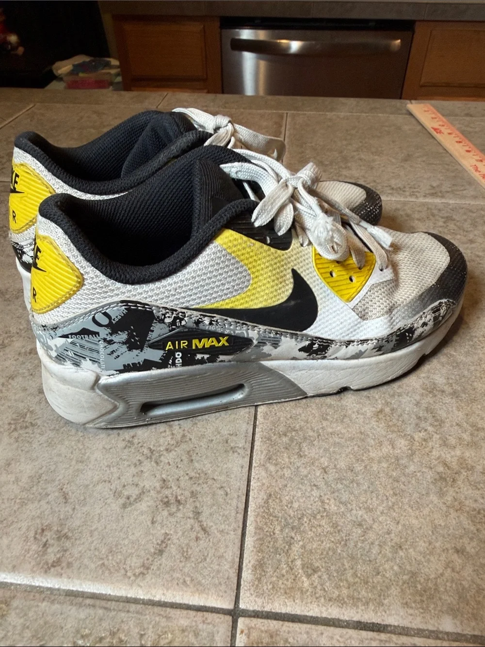 Nike Oregon ducks Kids Air Max Low Top Sneakers in White, Yellow & Black Sz 4Y